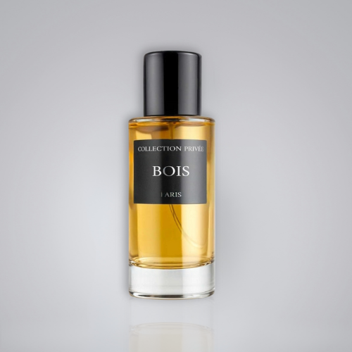 Flacon de parfum Bois sur un fond uni blanc/gris.