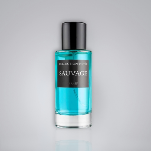 Flacon de parfum Sauvage sur un fond uni blanc/gris.