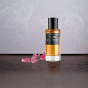 Flacon de parfum Oud Bouquet posé sur un support de bois, avec des pétales et de la fumée.