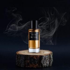 Flacon de parfum Oud Royal sur un présentoir en rondin de bois, sur un fond sombre avec de la fumée.