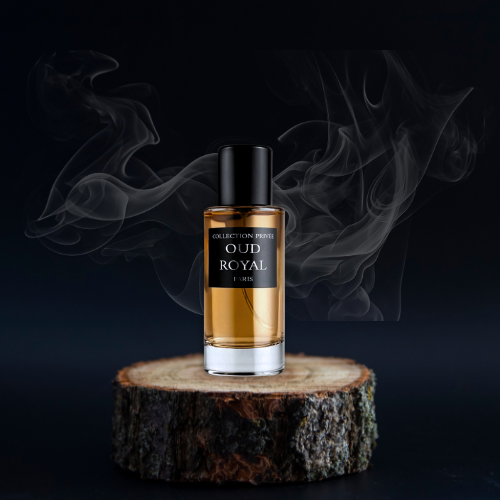 Flacon de parfum Oud Royal sur un présentoir en rondin de bois, sur un fond sombre avec de la fumée.