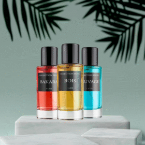 Trois flacons de parfums, Bakara, Bois et Sauvage, sur un présentoir avec un fond vert avec des ombres de feuilles de palmier.