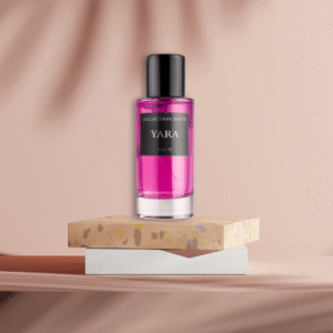 Flacon de parfum Yara sur un présentoir avec un fond rose pale.