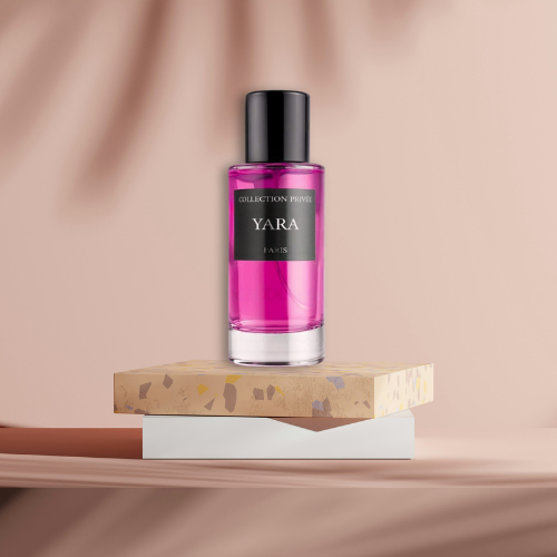 Flacon de parfum Yara sur un présentoir avec un fond rose pale.